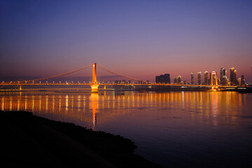 Fototapeta premium Wuhan Yingwuzhou Yangtze River Bridge and city landscape at dusk