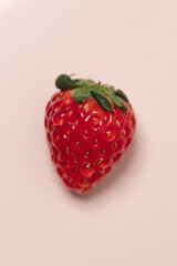 水滴がついている新鮮なストロベリー