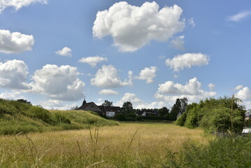 Obraz premium Les cumulus de beau temps au dessus du paysage rural à Écaussinnes-d'Enghien (Soignies)