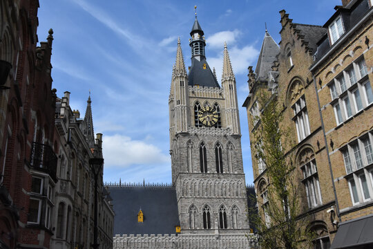 La grande horloge et le beffroi de la halles aux draps de Ypres en Belgique. 