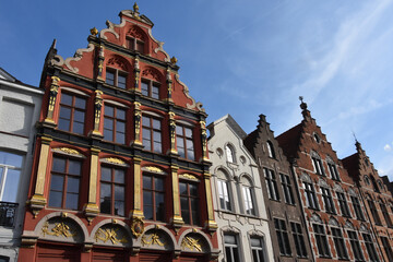 Fototapeta premium facades des maisons donnant sur la grand place de bruges, Belgique