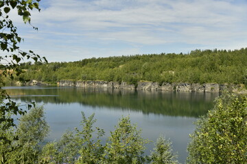 Reflet de la végétation luxuriante dans les eaux cristallines d'une ancienne carrière à Écaussinnes-d'Enghien (Soignies)