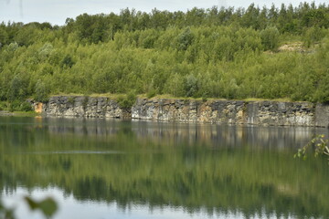 Reflet de la végétation luxuriante dans les eaux cristallines d'une ancienne carrière à Écaussinnes-d'Enghien (Soignies)