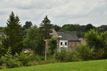 Obraz premium Maisons traditionnelles dissimulées dans la nature à Écaussinnes d'Enghien (Soignies)