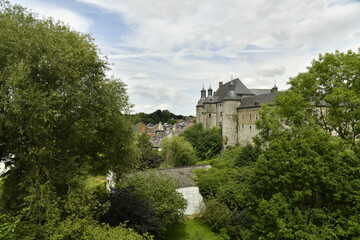 Coin bucolique avec l'imposant château-fort à Écaussinnes-Lalaing (Soignies) 