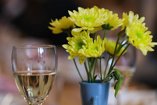 Glas with sparkling wine and fowers