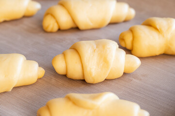 成形した焼く前のパン