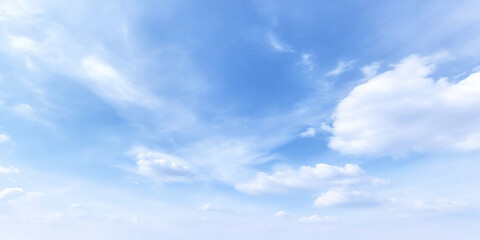 Obraz premium Serene and expansive sky filled with soft, fluffy clouds against bright blue backdrop, creating calm and peaceful atmosphere. clear daylight enhances beauty of this tranquil scene