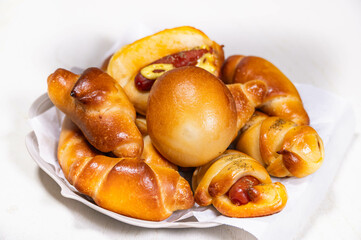 お皿に盛った手作りパン