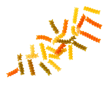 fallende Fusilli  isoliert auf weißen Hintergrund