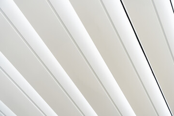 Obraz premium Toit de véranda qui apporte luminosité et protection à un espace intérieur ou extérieur.