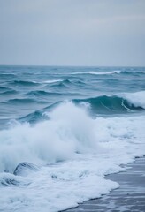 Obraz premium large body of water with waves coming in