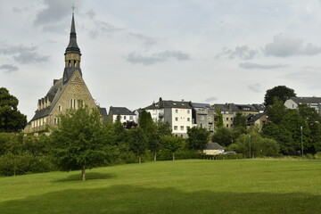 Le parc du lac des Doyards et l'église Saint-Genoux à Vielsalm (Bastogne) 