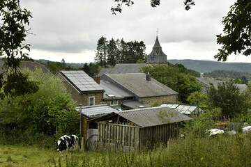 Le clocher de l'église de l'Assomption de la Sainte-Vierge à Bra (Lierneux) 