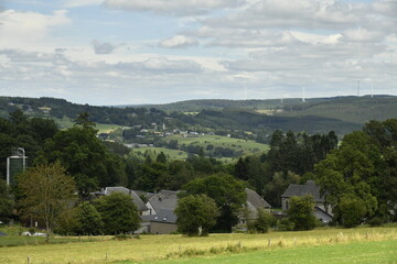 Vue panoramique du paysage de collines boisées et de champs à Bra (Lierneux)