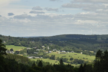 Obraz premium Vue panoramique du paysage de collines boisées et de champs à Bra (Lierneux)