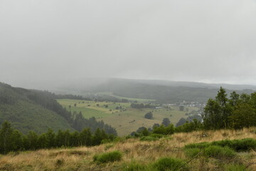 Pluie battante et nuages touchant les sommets des collines à Vielsalm (Verviers) 