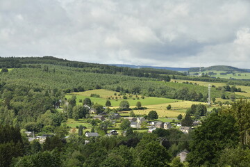 Vue vers l'un des villages dans la vallée de la Salm à Vielsalm (Verviers)