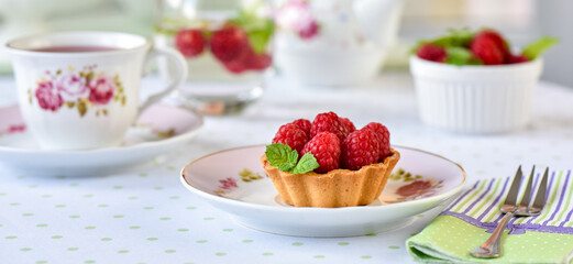 Mini tarts with raspberries