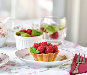 Mini tarts with raspberries