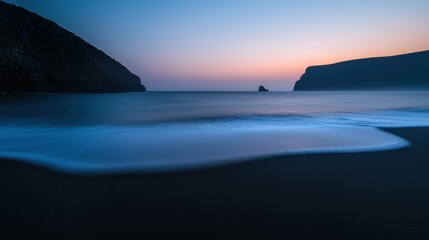 Obraz premium A tranquil coastal beach at twilight with ocean waves