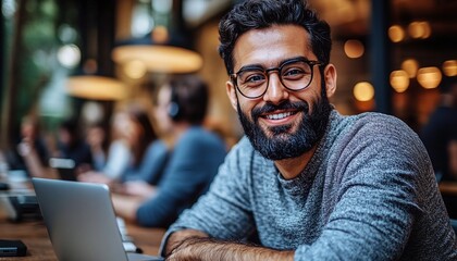 Obraz premium Smiling man with glasses in a cafe setting.