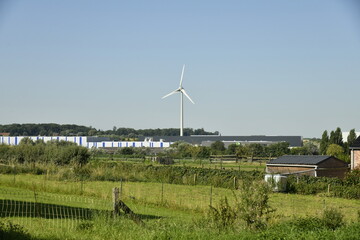 Éolienne dominant le site industriel à Ghislenghien (Ath)