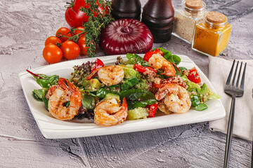 Salad with prawn and quinoa