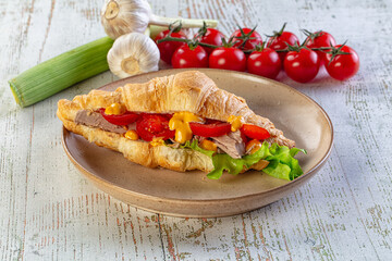 Croissant with tuna, tomato and salad