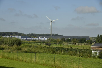 Éolienne se dressant haut dans le ciel au site industriel de Ghislenghien (Ath) 