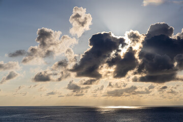 Fototapeta premium Cloudy Sky with Sunlight Over the Pacific Ocean Near Hawaii