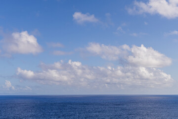 Obraz premium Serene View of the Pacific Ocean Under a Bright Blue Sky