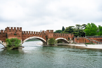 Naklejka premium bridge over the river in verona