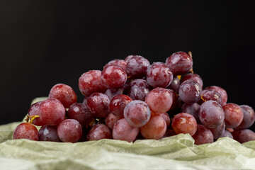 wet ripe grapes , wet grapes safe for eating