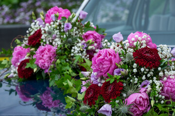Blumengesteck auf einen Brautauto