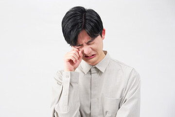 男性　20代　泣く　白背景