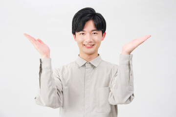 手のひらで左右を指す男性　20代　白背景