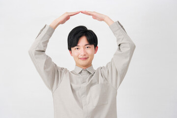 男性　腕で丸のジェスチャー　20代　白背景