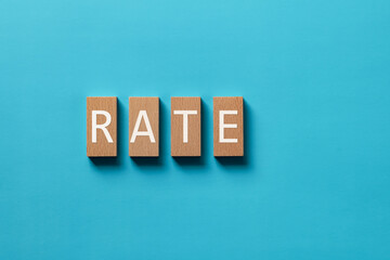 Obraz premium There is wood block with the word RATE. It is as an eye-catching image.