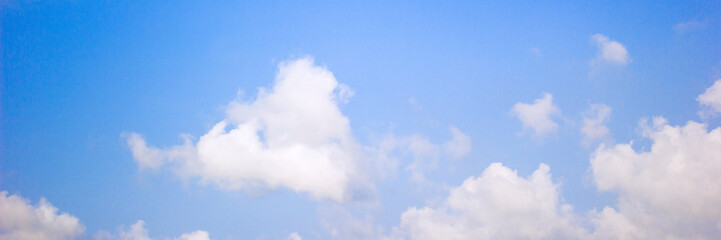 Obraz premium blue sky and clouds banner background 
