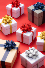 赤背景に並べられた複数のギフトボックス