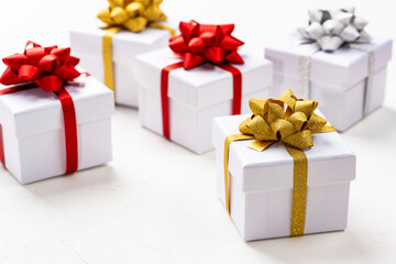 白背景に並ぶカラフルなリボンのギフトボックス