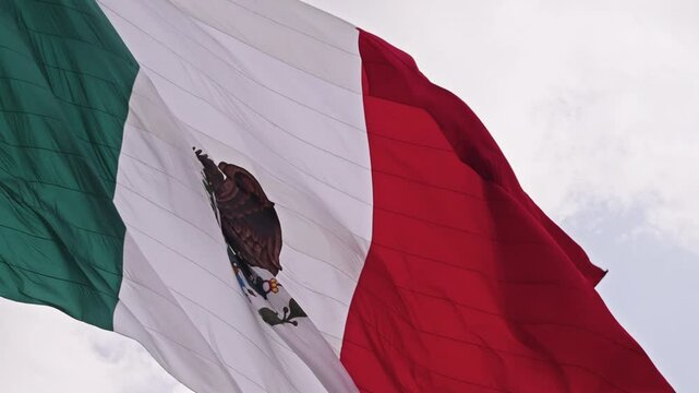Bandera de Mexico ondeando