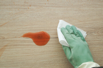 Removing a stain from a wooden surface using a cleaning cloth