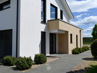 Hauseingang eines modernen Eigenheims