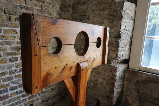 Pilori en bois dans une ancienne prison