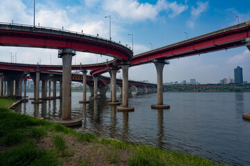 강과 다리교각이 만든 조형, 서울, 대한민국