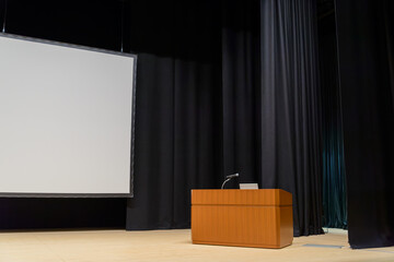 大きな会場で行う講演会やセミナー風景のイメージ