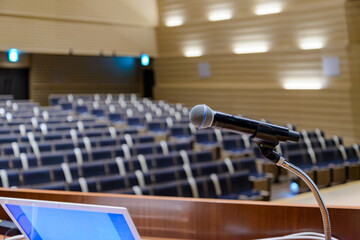 大きな会場で行う講演会やセミナー風景のイメージ