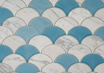 Obraz premium Fish Scale Tile Pattern in Blue Glaze with Light Reflection Effect